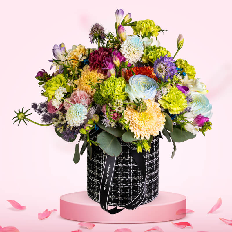 鮮花花筒 (康乃馨、太陽花、小牡丹、小燕草、香雪蘭、大尤加利葉及其它襯花) [GF00117]
